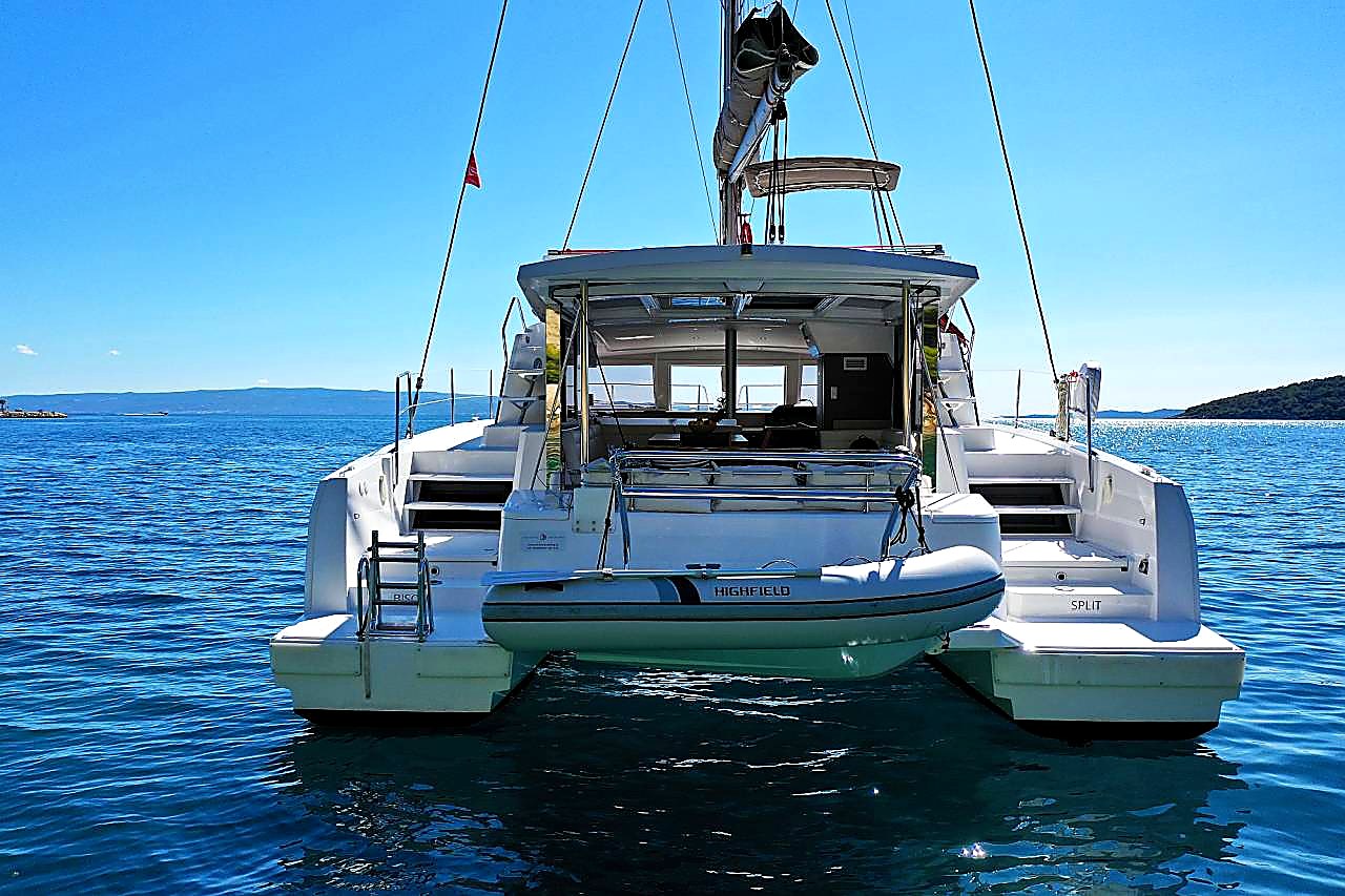 Bali 4.1 foredeck lounge